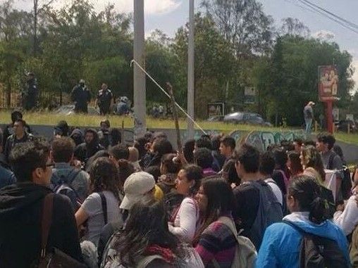 Toman estudiantes FES Acatlán en apoyo a normalistas Toman estudiantes FES Acatlán en apoyo a normalistas