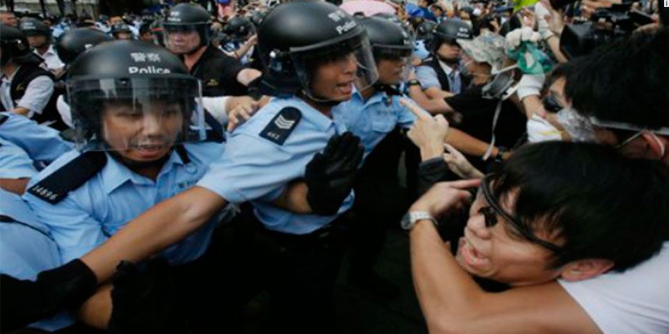 Manifestantes y vecinos, enfrentados en Hong Kong Manifestantes y vecinos, enfrentados en Hong Kong
