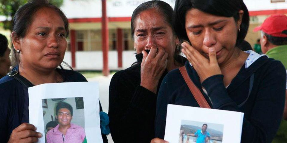 Madre oaxaqueña busca a su hijo normalista desaparecido en Guerrero Madre oaxaqueña busca a su hijo normalista desaparecido en Guerrero