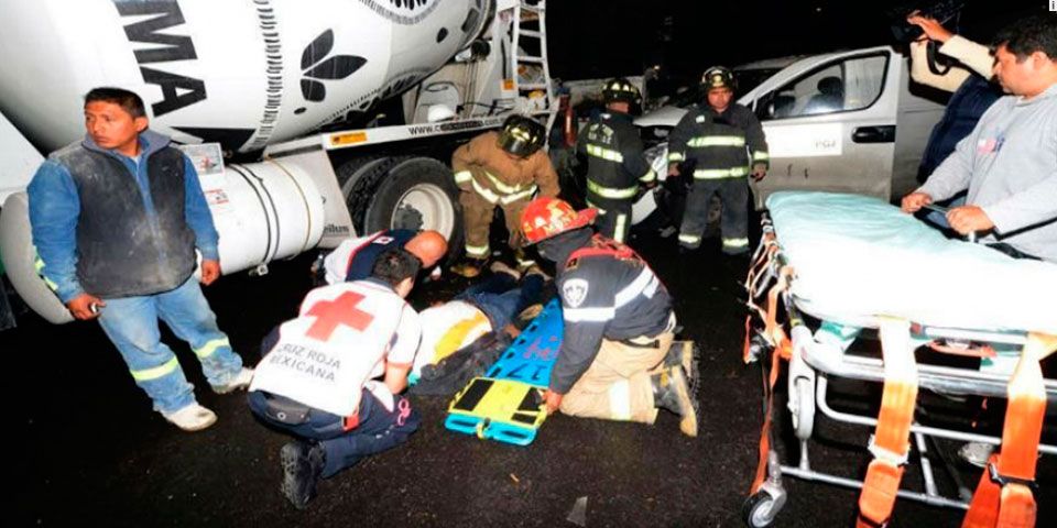 Vehículo de la PGJDF atropella a dos trabajadores de obra Vehículo de la PGJDF atropella a dos trabajadores de obra