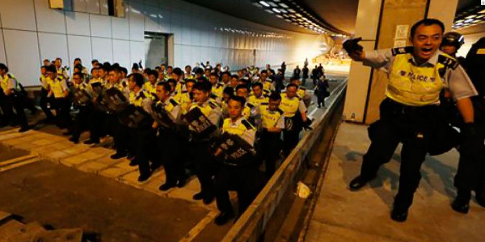 Policía de Hong Kong se enfrenta a manifestantes