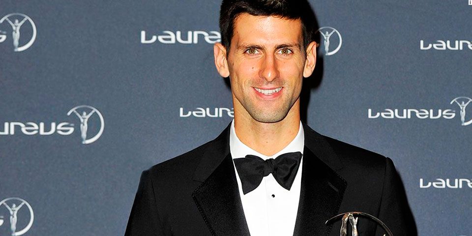 Novak Djokovic da la bienvenida a un niño