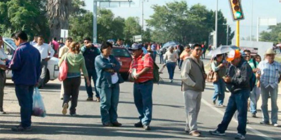 Cierran maestros accesos al aeropuerto internacional de Oaxaca