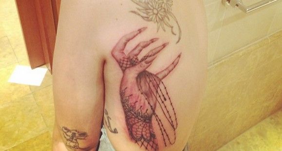 Lady Gaga se tatúa en honor a sus “little monsters” Lady Gaga se tatúa en honor a sus “little monsters”