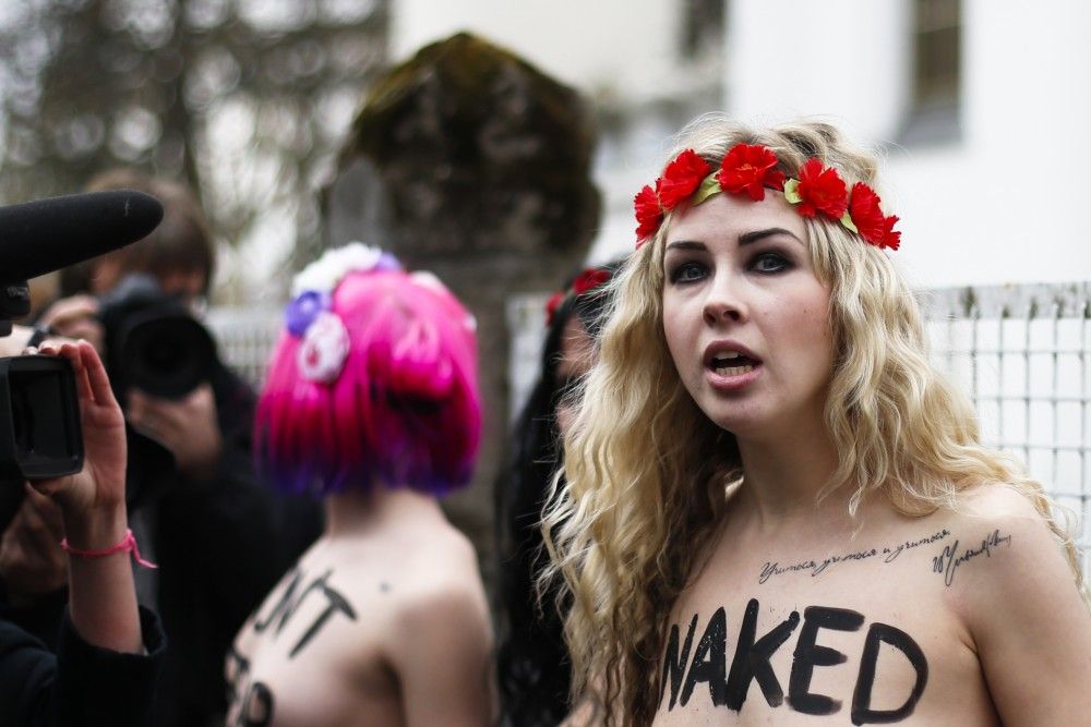 Enfrentan miembros de Femen a presidente francés en la calle Enfrentan miembros de Femen a presidente francés en la calle
