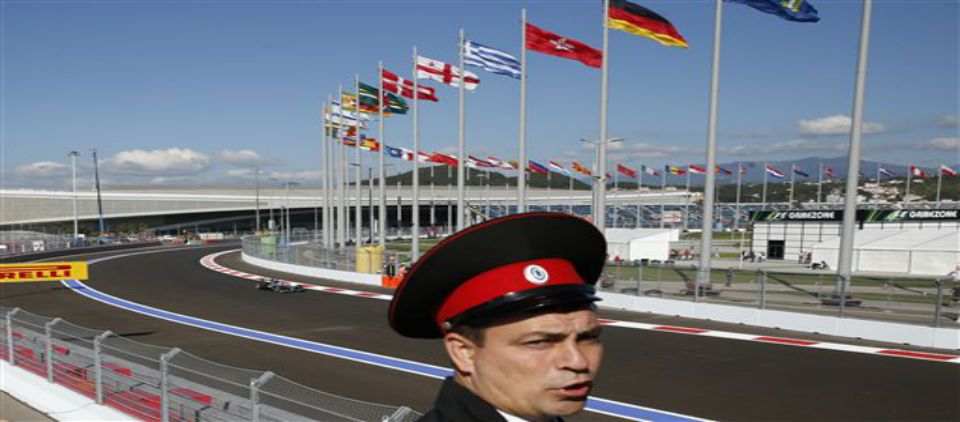 Hamilton y Rosberg lideran última práctica Rusia