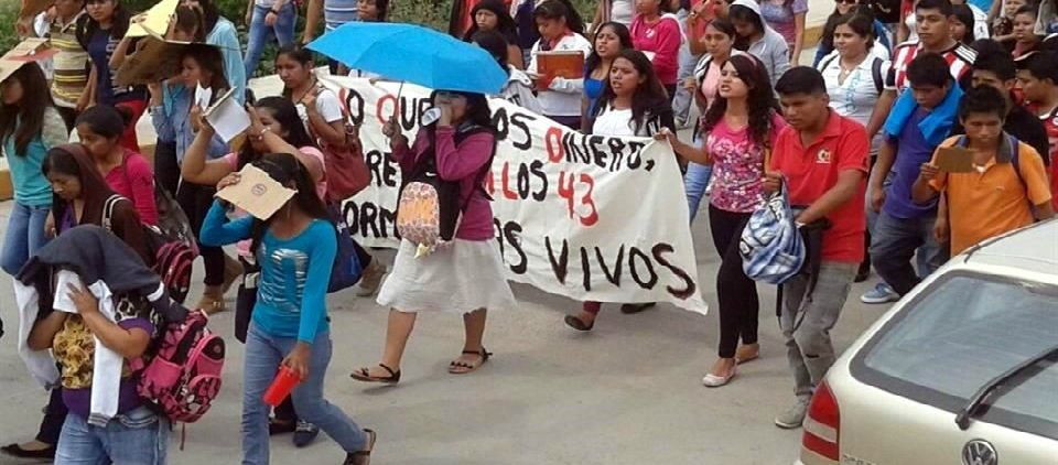 Maestros bloquean carreteras en Guerrero