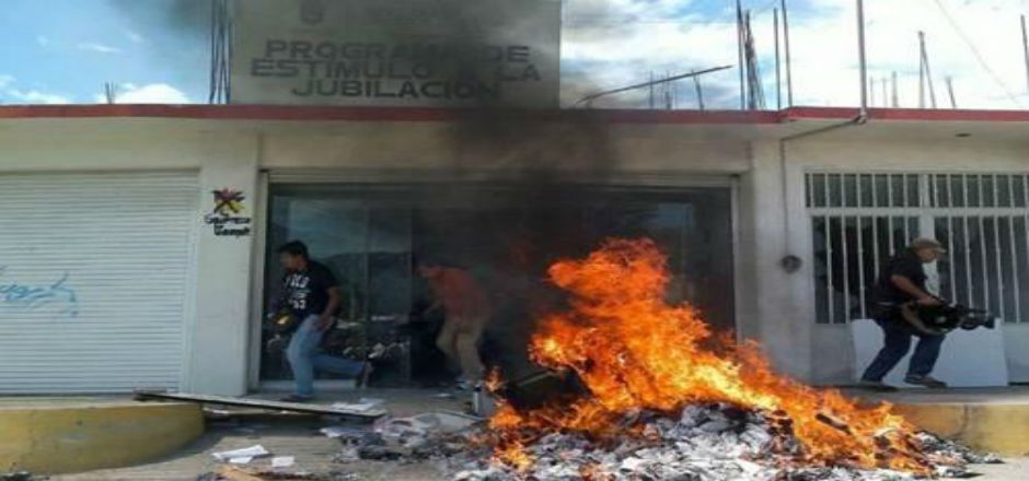 Manifestantes queman oficina cercana al congreso de Guerrero