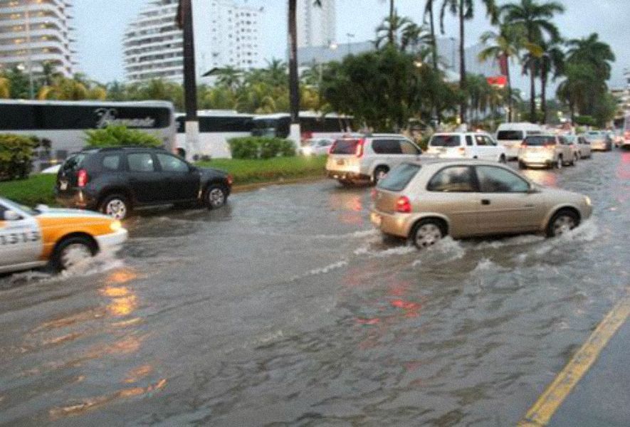 Evacúan a más de dos mil personas por lluvias en Guerrero Evacúan a más de dos mil personas por lluvias en Guerrero