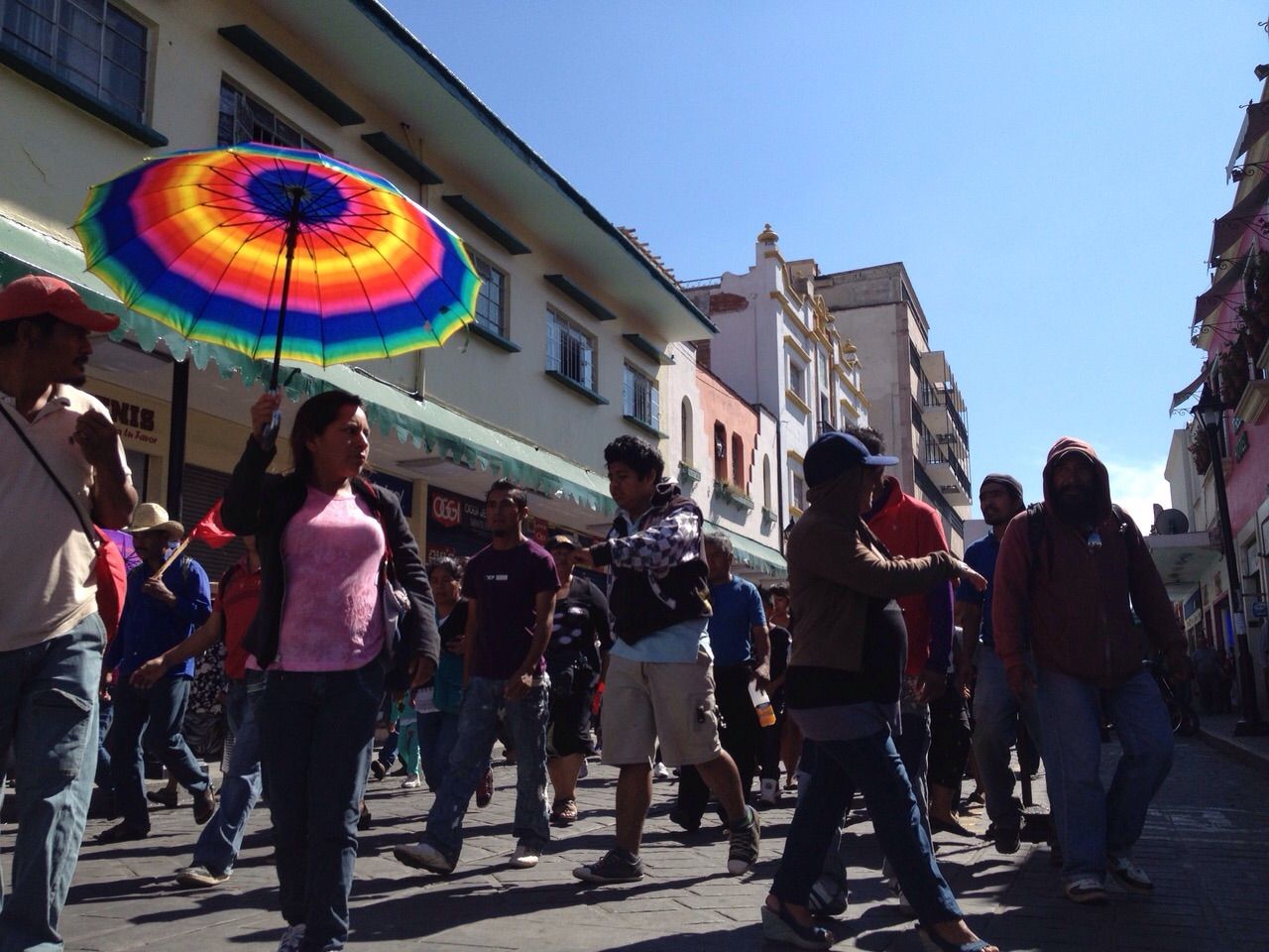 Cierran comercios por marcha en el Centro Histórico de Oaxaca Cierran comercios por marcha en el Centro Histórico de Oaxaca