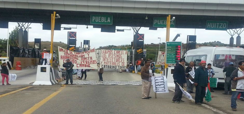 Bloquean casetas en Oaxaca por el asesinato de un dirigente ciudadano