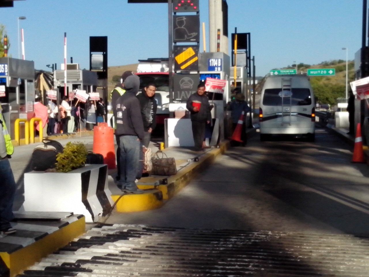 Integrantes del FPR toman caseta de cobro de Huitzo en Oaxaca