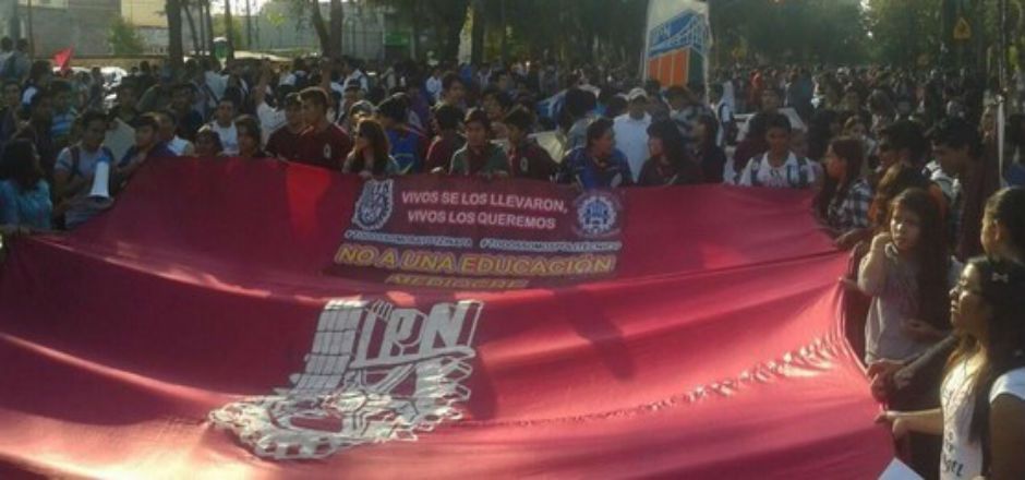 Estudiantes del IPN y normalistas se dirigen a SEGOB