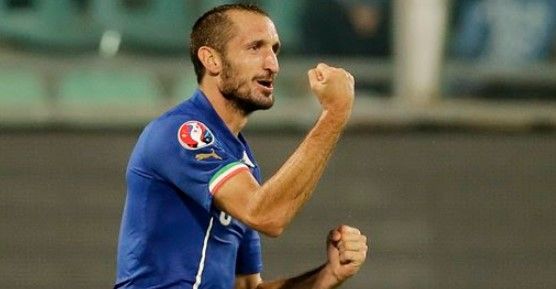 Italia sufre para vencer a Azerbaiyán