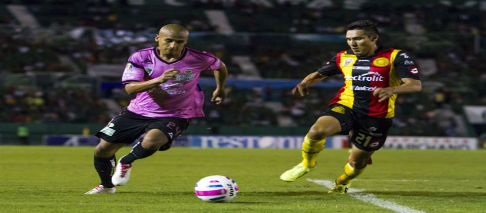 Jaguares rescatan empate ante Leones Negros