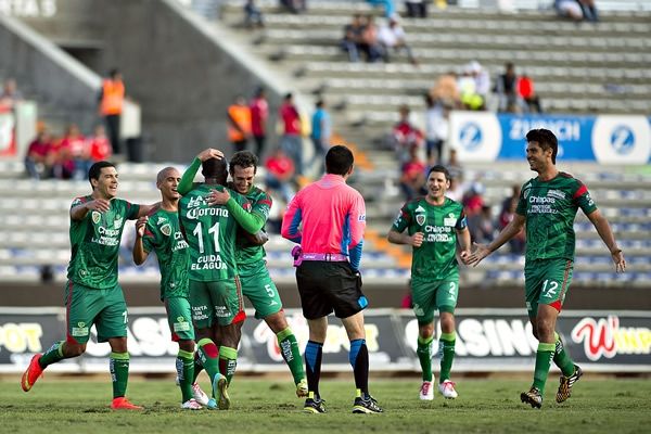 Jaguares somete 2-1 a Tiburones Jaguares somete 2-1 a Tiburones