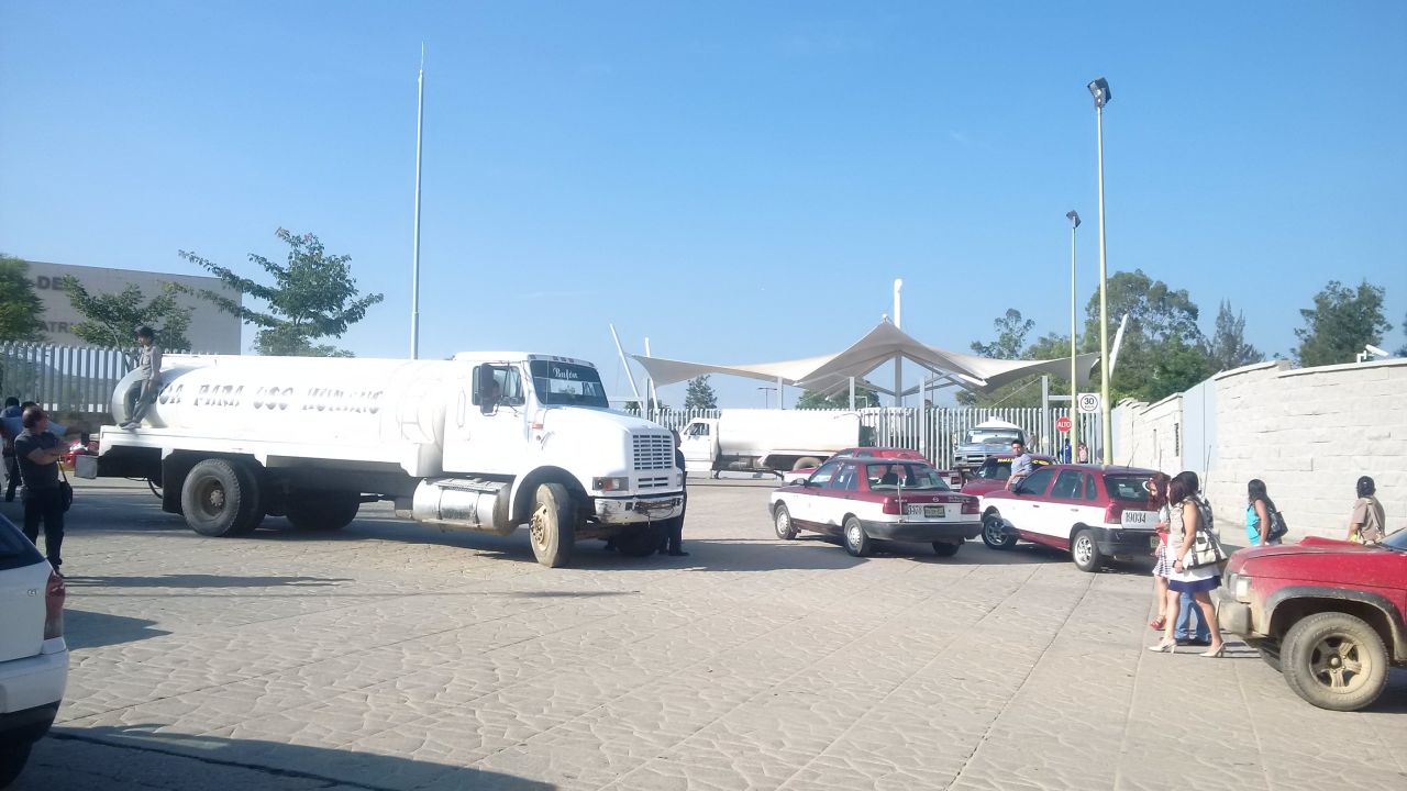 Bloquean transportistas accesos de Ciudad Judicial en Oaxaca Bloquean transportistas accesos de Ciudad Judicial en Oaxaca