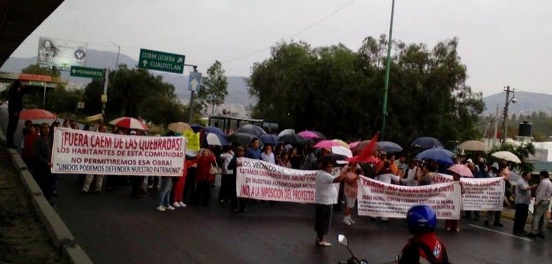 Habitantes de La Quebrada bloquean autopista México – Querétaro Habitantes de La Quebrada bloquean autopista México – Querétaro