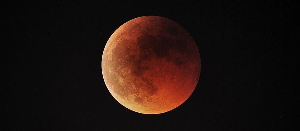 Miércoles de eclipse de luna y lluvia de estrellas Miércoles de eclipse de luna y lluvia de estrellas
