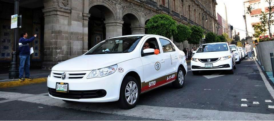Taxistas exigen al GDF prohibir Uber