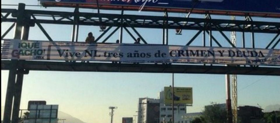 Detienen a estudiantes por colocar mantas contra el gobernador de NL Detienen a estudiantes por colocar mantas contra el gobernador de NL