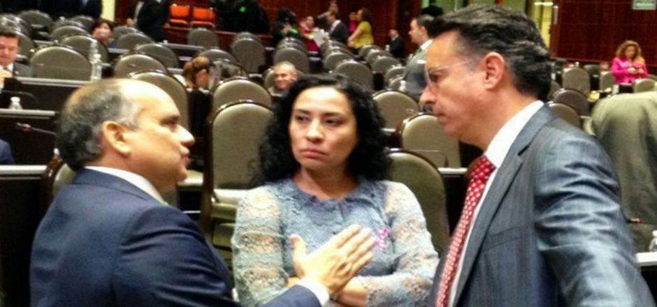 Ángel Aguirre se reúne con diputados en Acapulco