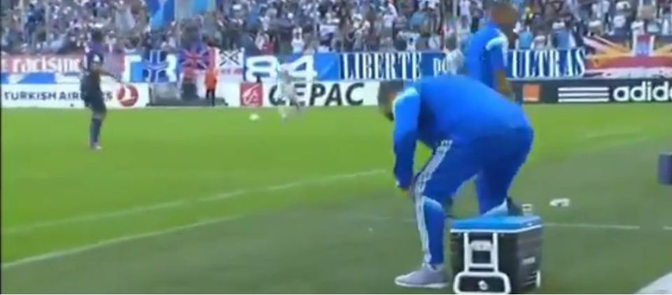 Bielsa explota tras sentarse sobre un vaso de café