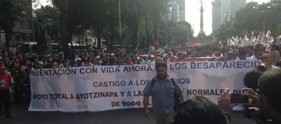 Imágenes de la marcha por los normalistas de Ayotzinapa
