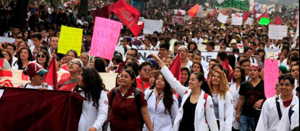 Estudiantes del IPN marchan en Reforma y Xochimilco