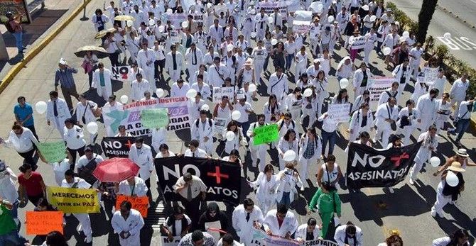 Médicos marchan contra la inseguridad en León