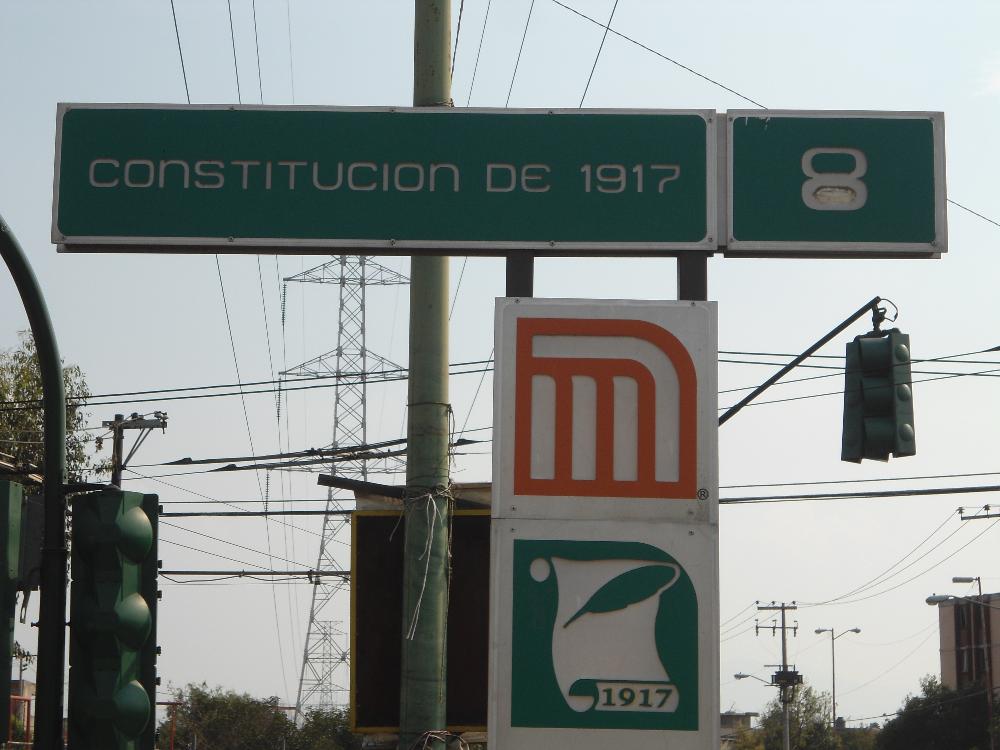 Rescatan policías a bebé recién nacida abandonada en baño del metro