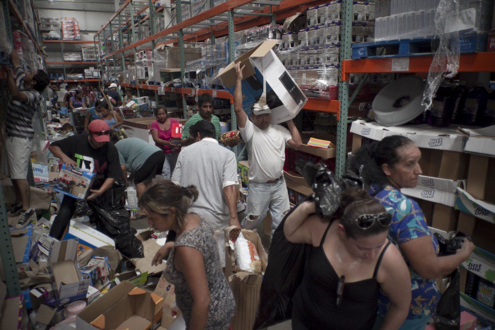 Extranjeros regresan a pagar los objetos que se robaron en BCS Extranjeros regresan a pagar los objetos que se robaron en BCS