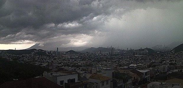 Afectan lluvias vialidades de Monterrey