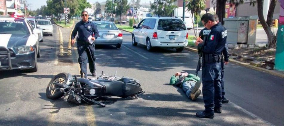 Casco salva la vida de motociclista arrollado en Morelia