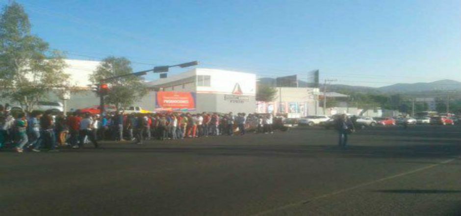 Normalistas bloquean vialidades de Morelia