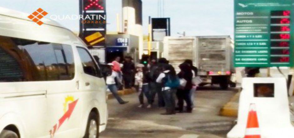 Normalistas de Oaxaca retienen caseta de cobro