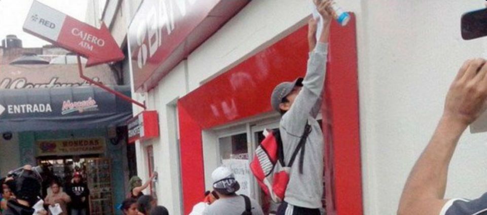 Normalistas causan daños durante marcha en Oaxaca