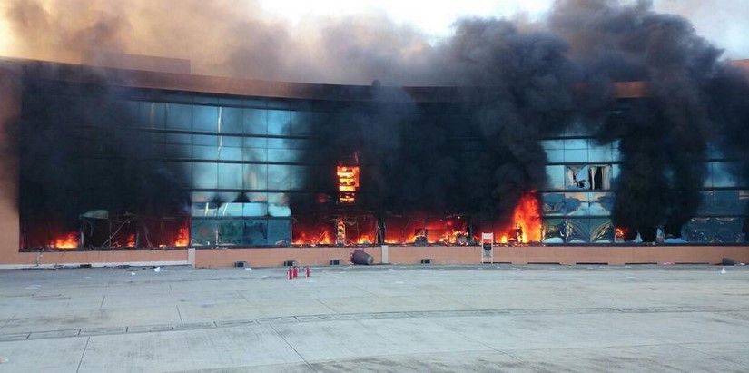Anarquía en Guerrero: incendian Palacio de Gobierno y Ayuntamiento