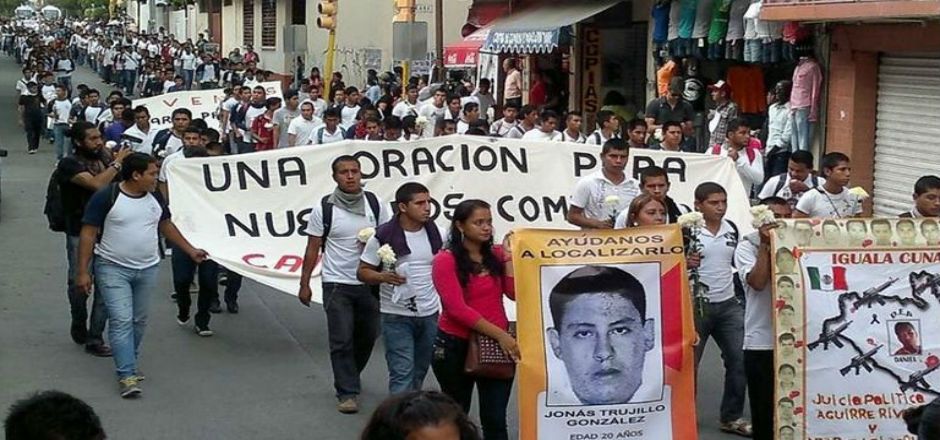 Marchan padres de normalistas en Chilpancingo Marchan padres de normalistas en Chilpancingo