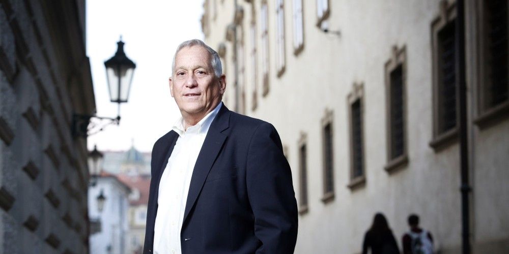 Nuevo libro de Isaacson narra revolución digital