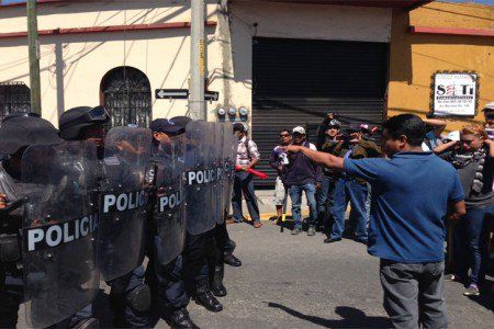 Policías de Oaxaca hieren a mujer durante manifestación