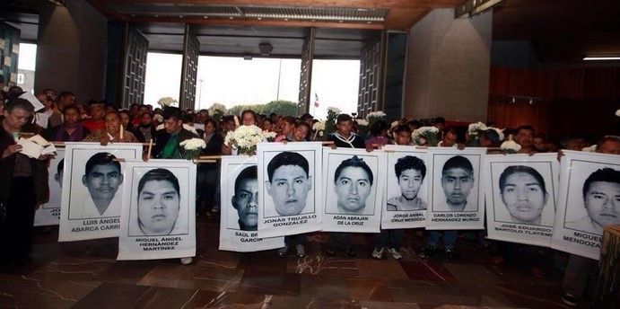 Se reúnen Osorio Chong y Murillo Karam con padres de normalistas desaparecidos Se reúnen Osorio Chong y Murillo Karam con padres de normalistas desaparecidos