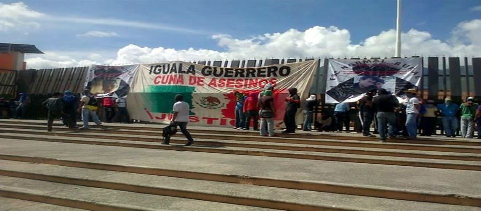 Disturbios en Congreso y Palacio de Gobierno de Guerrero Disturbios en Congreso y Palacio de Gobierno de Guerrero