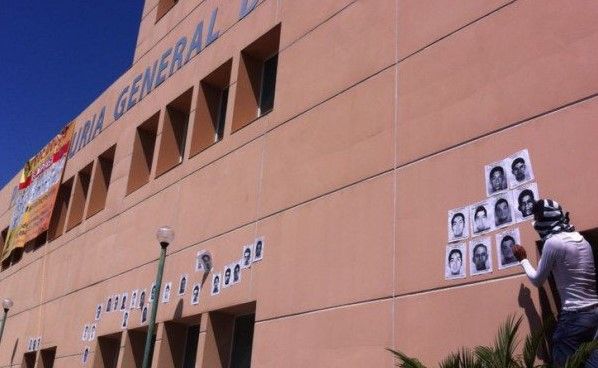 Pegan fotos de normalistas desaparecidos en PGJ de Guerrero Pegan fotos de normalistas desaparecidos en PGJ de Guerrero