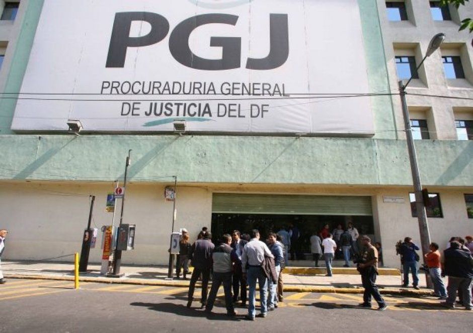 Consignan a dos elementos de la PGJDF por secuestro y extorsión