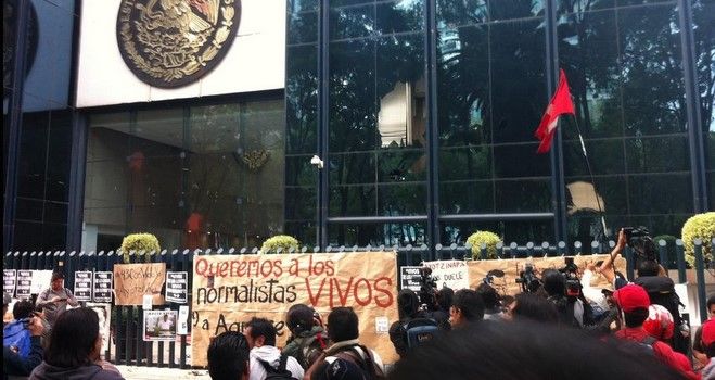 Manifestantes atacan edificio de la PGR