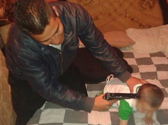 Apunta a niño con una pistola y lo publica en Facebook Apunta a niño con una pistola y lo publica en Facebook