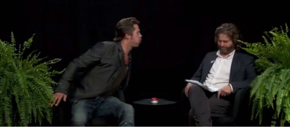 Brad Pitt le escupe a Zach Galifianakis Brad Pitt le escupe a Zach Galifianakis