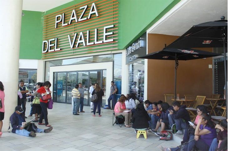 Toman profesores centros comerciales de Oaxaca