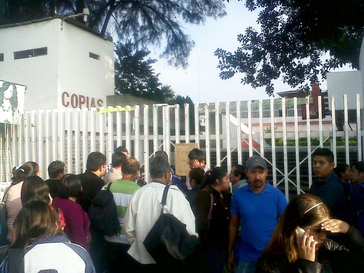 Profesores cierran oficinas del Instituto de Educación Pública de Oaxaca Profesores cierran oficinas del Instituto de Educación Pública de Oaxaca